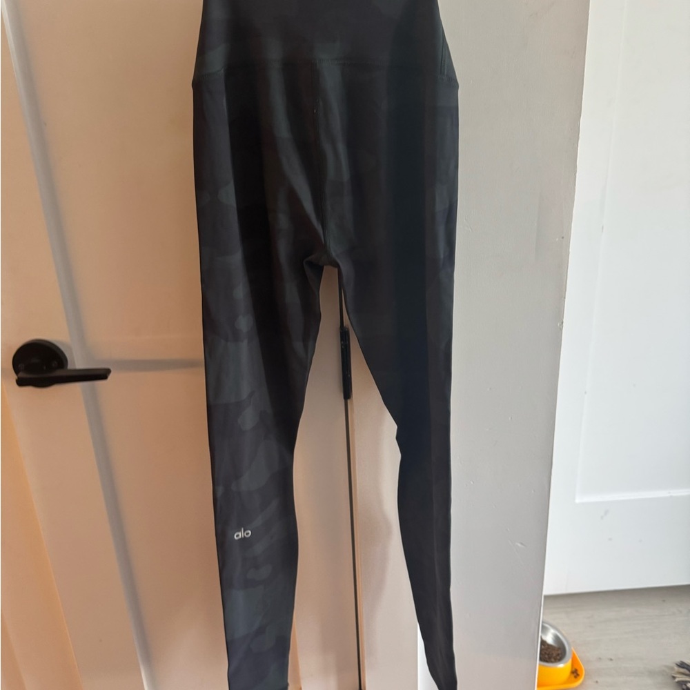 ALO Yoga Black Leggings with High Waistband and Full Length Design